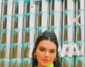 Кендъл в неон за Proactiv 