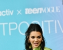 Кендъл в неон за Proactiv 