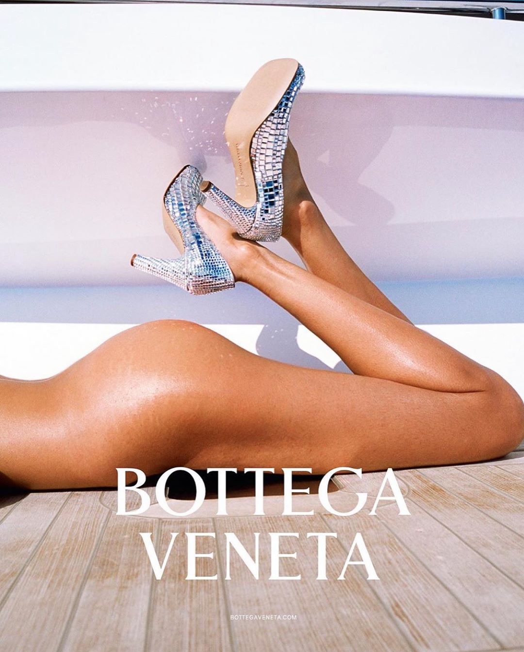 Мика Арганараз се къпе в лукс за Bottega Veneta SS20
