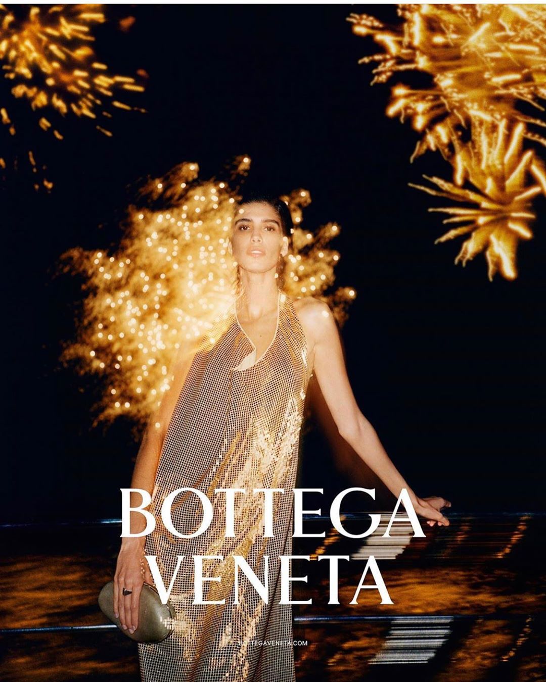 Мика Арганараз се къпе в лукс за Bottega Veneta SS20